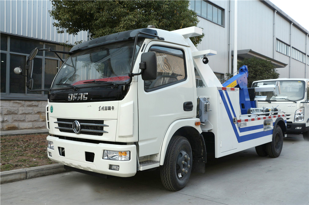東風(fēng)多利卡D7小型一拖一清障車